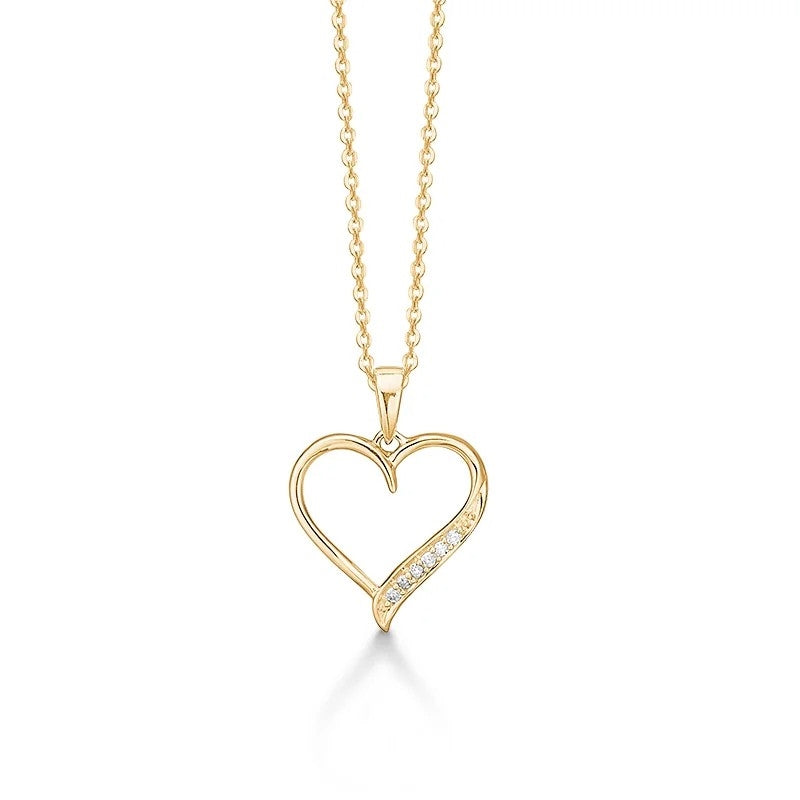 Aagaard hjerte vedhæng i 14 kt guld med 6 diamanter 0,036 ct og forgyldt kæde 45 cm.